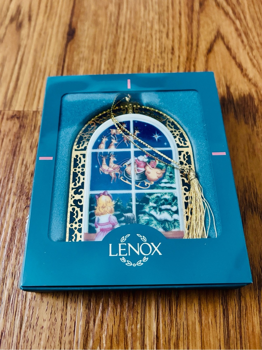 Gently used, LENOX Christmas Windows Ornament 💚🪟❤️🎄🎅 🤍